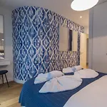 Modern And Colourful Flat In Graca By Lovelystay *
