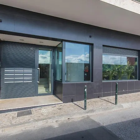 Modern And Colourful Flat In Graca By Lovelystay