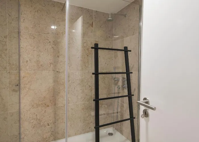 Modern And Colourful Flat In Graca By Lovelystay