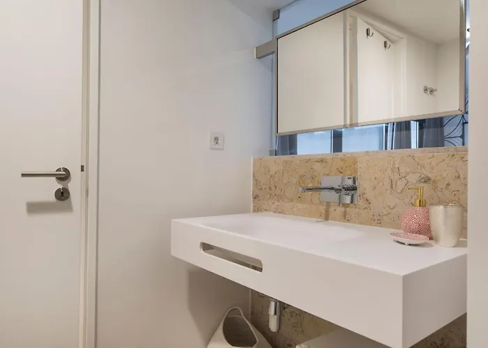 Modern And Colourful Flat In Graca By Lovelystay شقة *