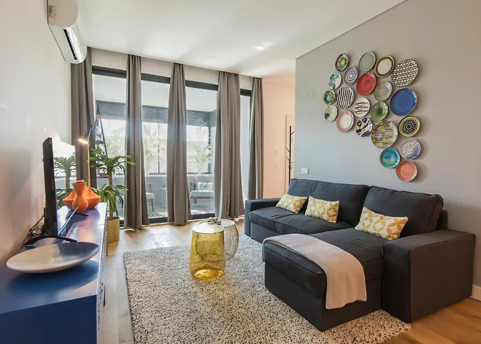 Modern And Colourful Flat In Graca By Lovelystay شقة