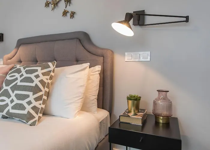 Modern And Colourful Flat In Graca By Lovelystay *