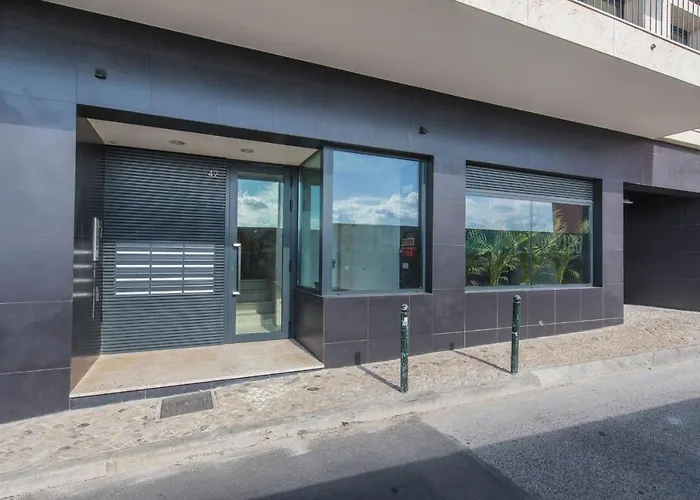 Modern And Colourful Flat In Graca By Lovelystay