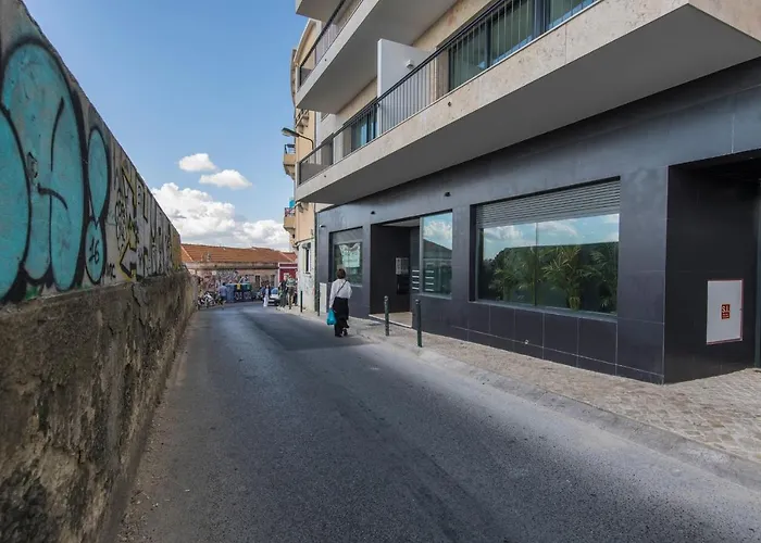 Modern And Colourful Flat In Graca By Lovelystay