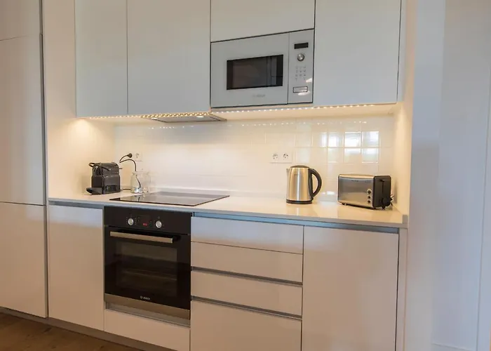 Modern And Colourful Flat In Graca By Lovelystay