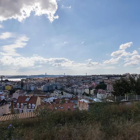 Modern And Colourful Flat In Graca By Lovelystay アパート リスボン