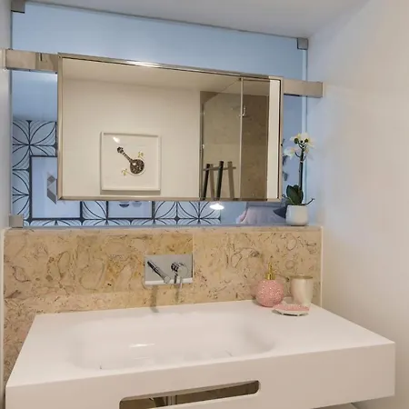 Modern And Colourful Flat In Graca By Lovelystay 리스본
