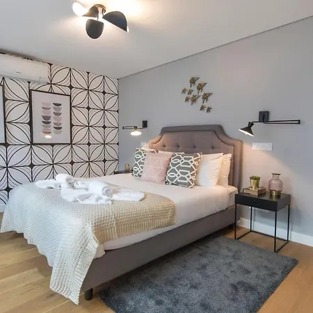 Modern And Colourful Flat In Graca By Lovelystay *