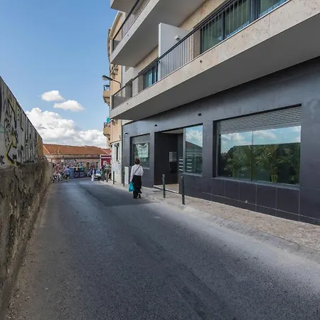 Modern And Colourful Flat In Graca By Lovelystay