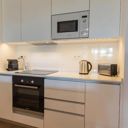 Modern And Colourful Flat In Graca By Lovelystay