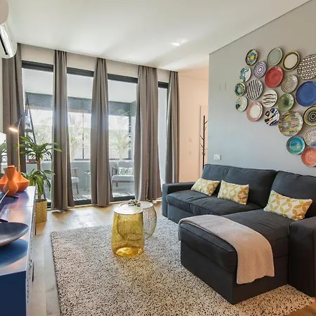 Modern And Colourful Flat In Graca By Lovelystay Διαμέρισμα
