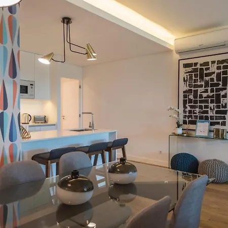 Modern And Colourful Flat In Graca By Lovelystay *