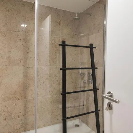 Modern And Colourful Flat In Graca By Lovelystay