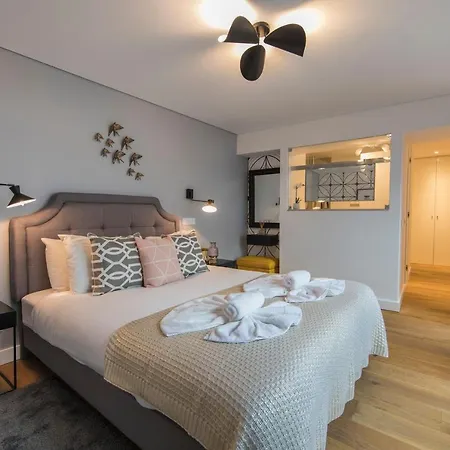 Modern And Colourful Flat In Graca By Lovelystay Лісабон